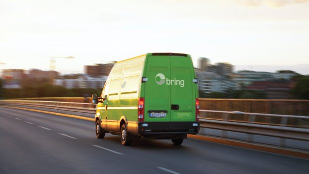 En Bringbil kör på en väg