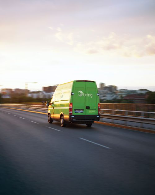 En Bringbil kör på en väg