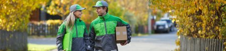 Två Bringbud går med paket bland höstträd