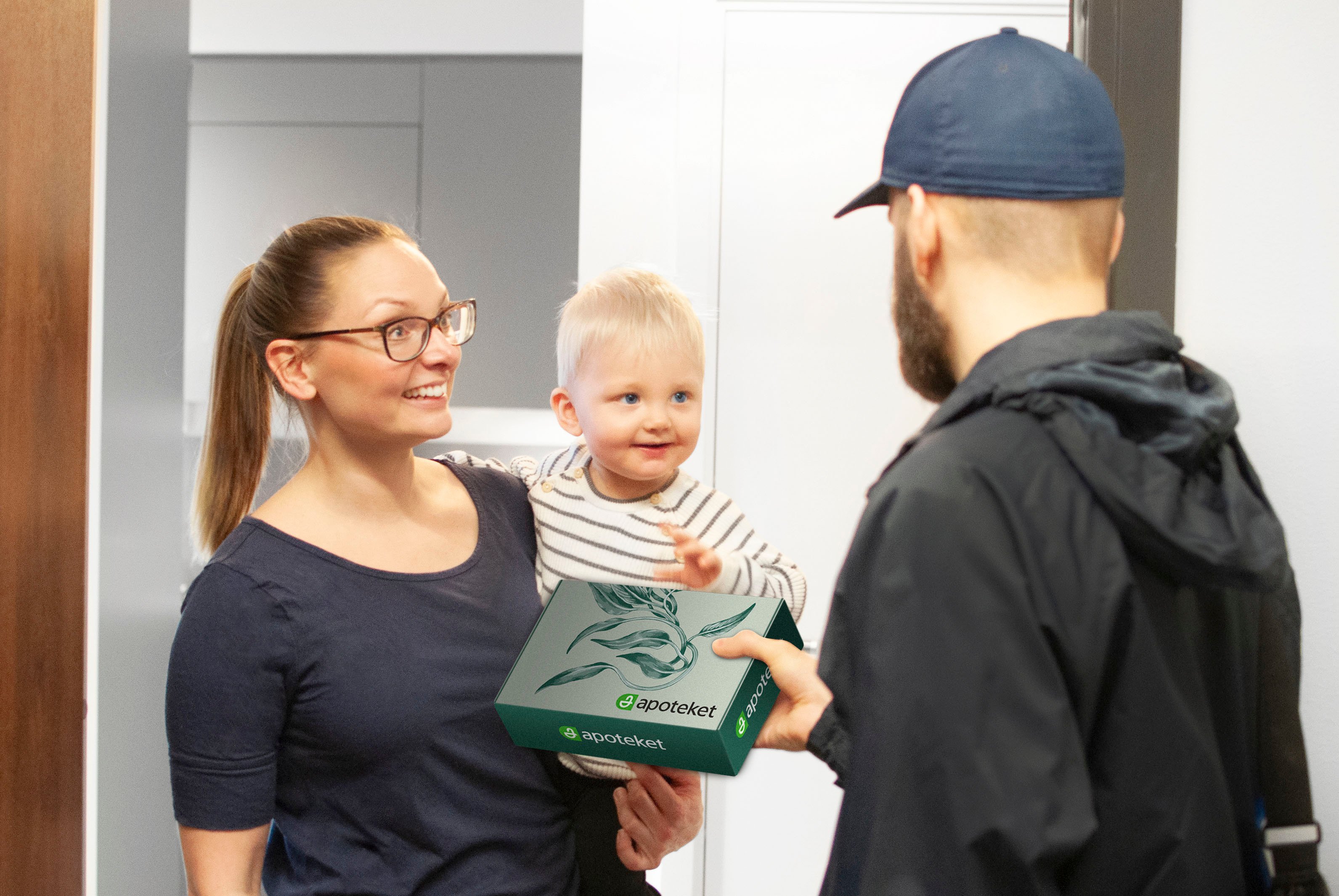 Ett bud lämnar över paketet vid mottagarens dörr