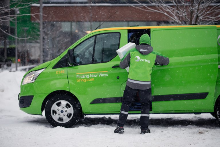 Brings budbil hämtar ett paket i lastutrymmet