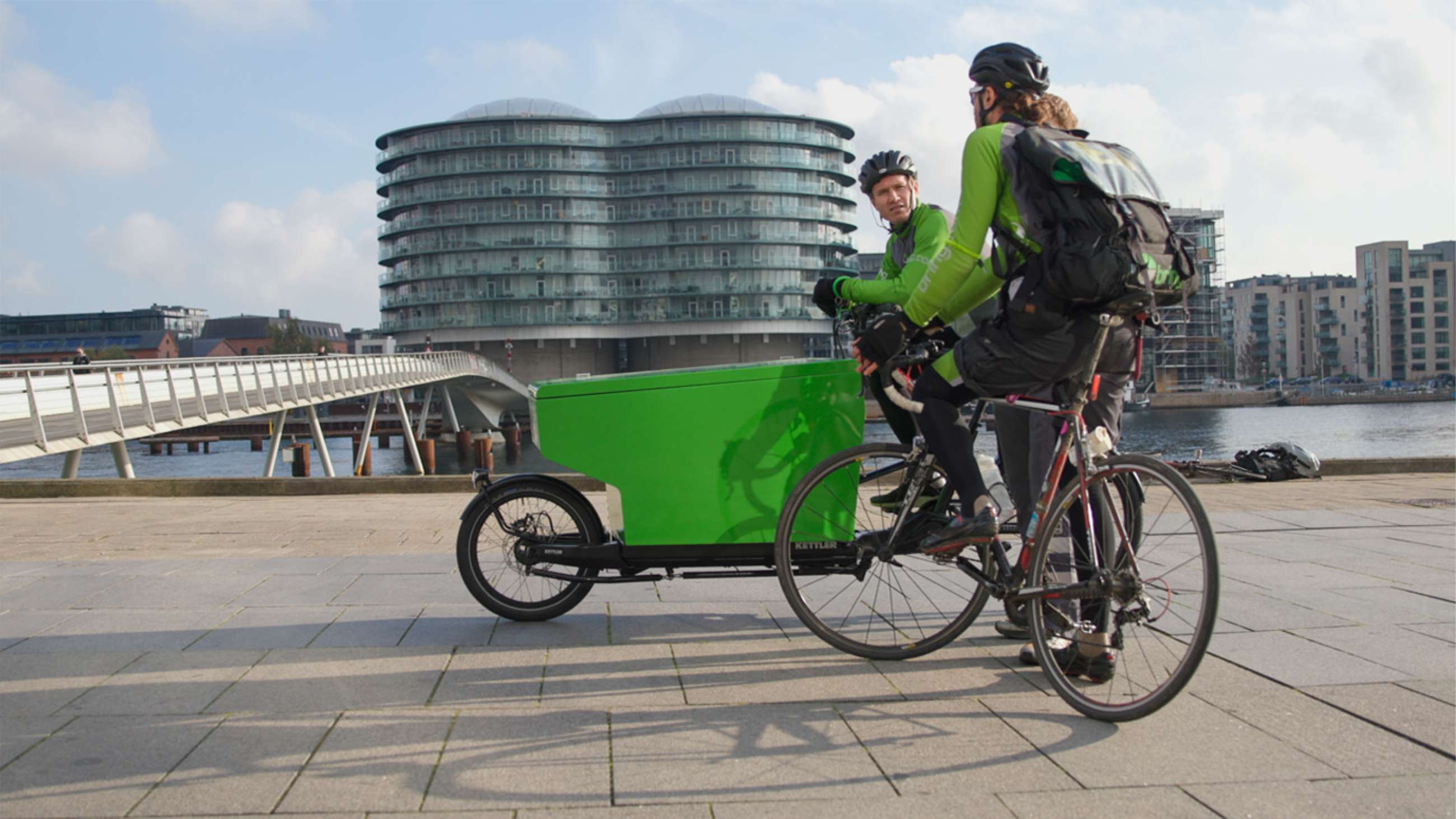 Cykelbud på väg med leverans