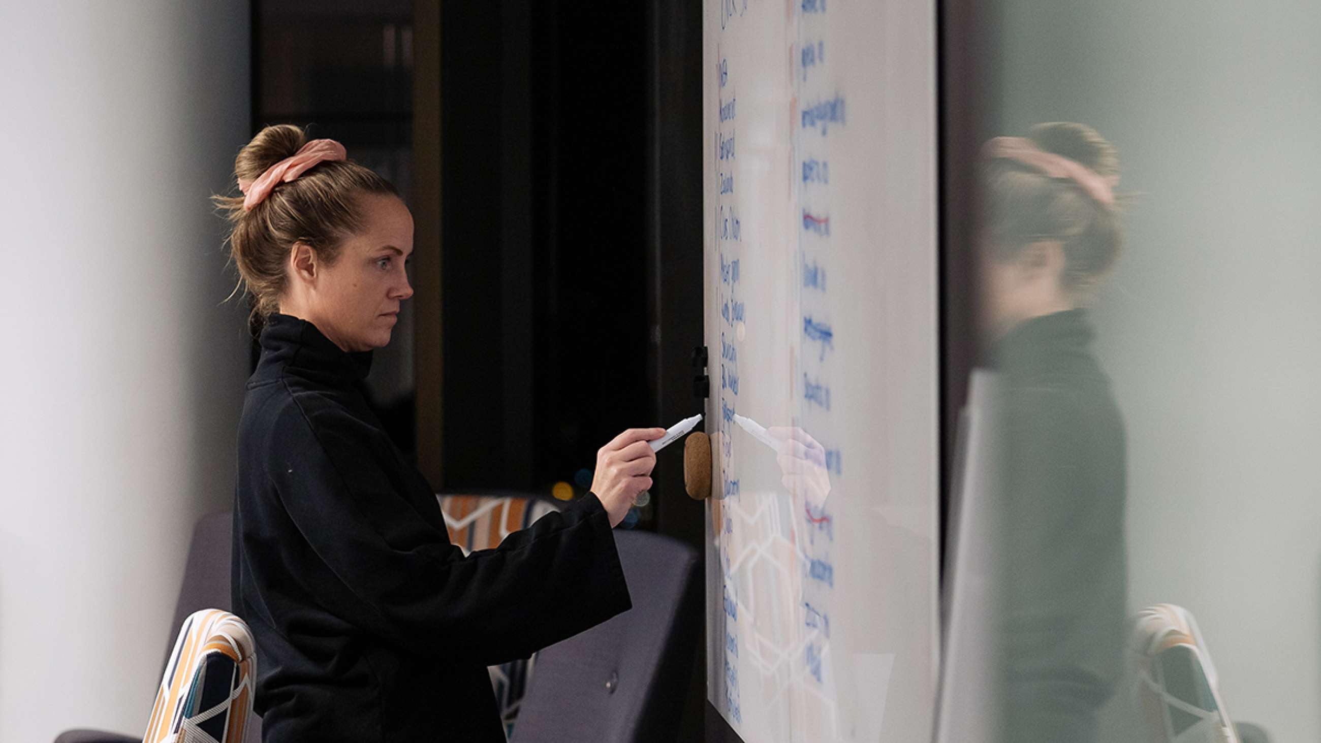 CRO-experten Monica Solberg skriver med tusch på en whiteboardtavla