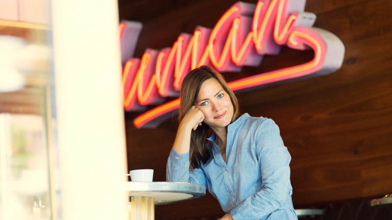 Ida Aalen sitter på ett café