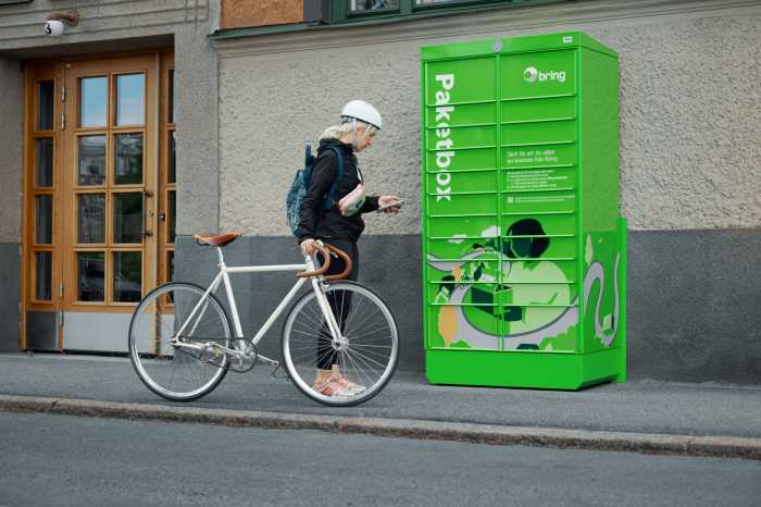 Kund vid paketbox