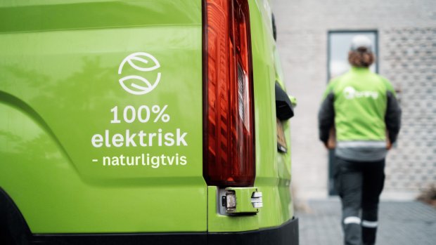 En inzoomad bild på en del av en Bringbil där det står 100% elektrisk - naturligtvis