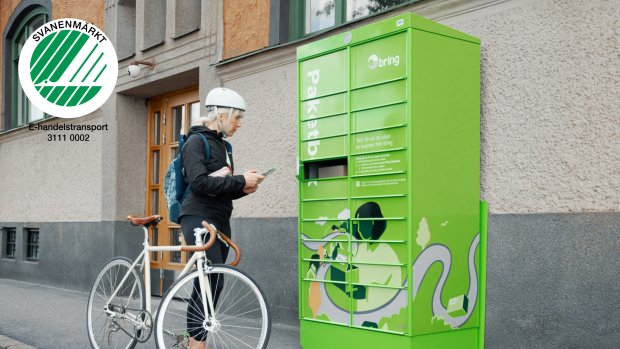 En kvinnlig konsument står med cykel framför en grön Bring-paketbox och ska hämta ut ett paket, och på bilden syns Svanenloggan.
