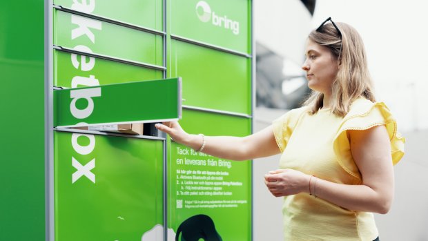 Kvinna vid paketbox