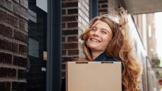 Flicka med paket