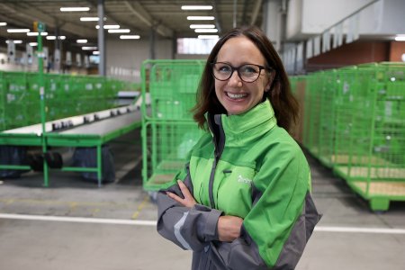 Hanna Jonasson, Director of Operations på Bring, står på ett lager med armarna i kors