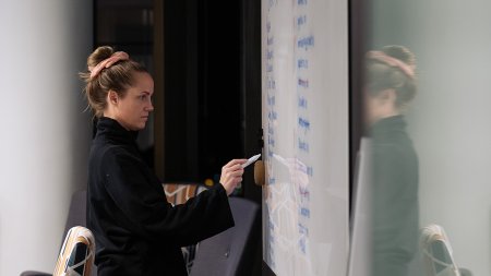 CRO-experten Monica Solberg skriver med tusch på en whiteboardtavla