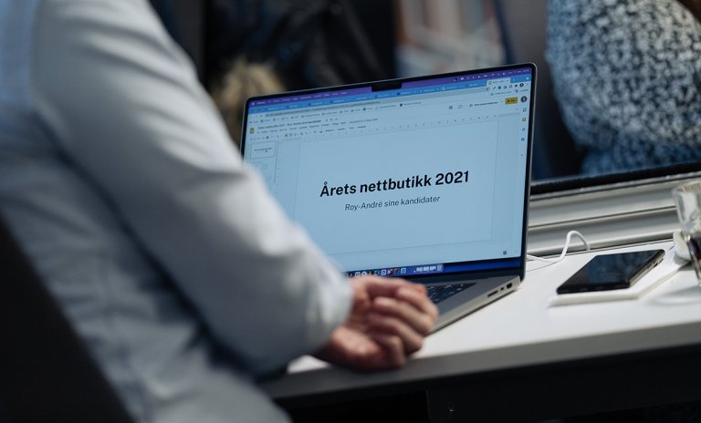 Laptop med skärmbild med texten "Årets Nettbutikk"