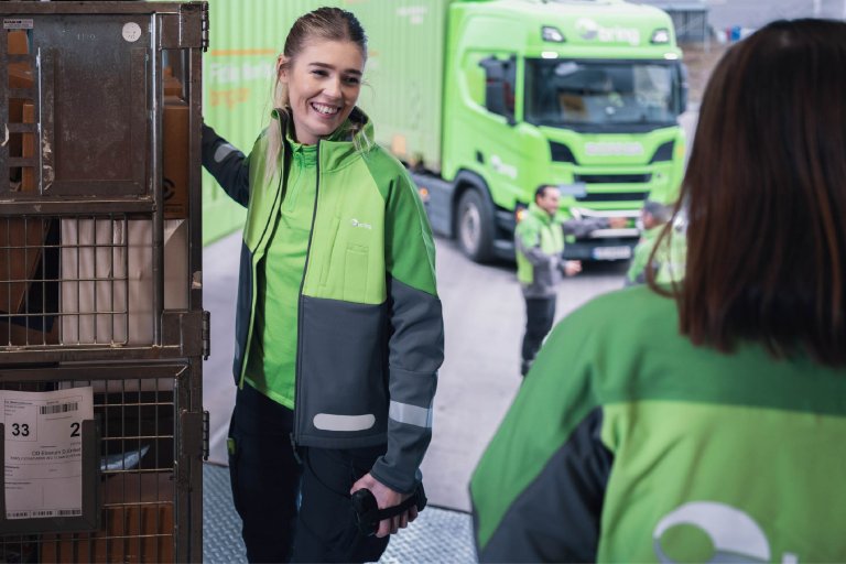 Bring employees working with containers at a terminal