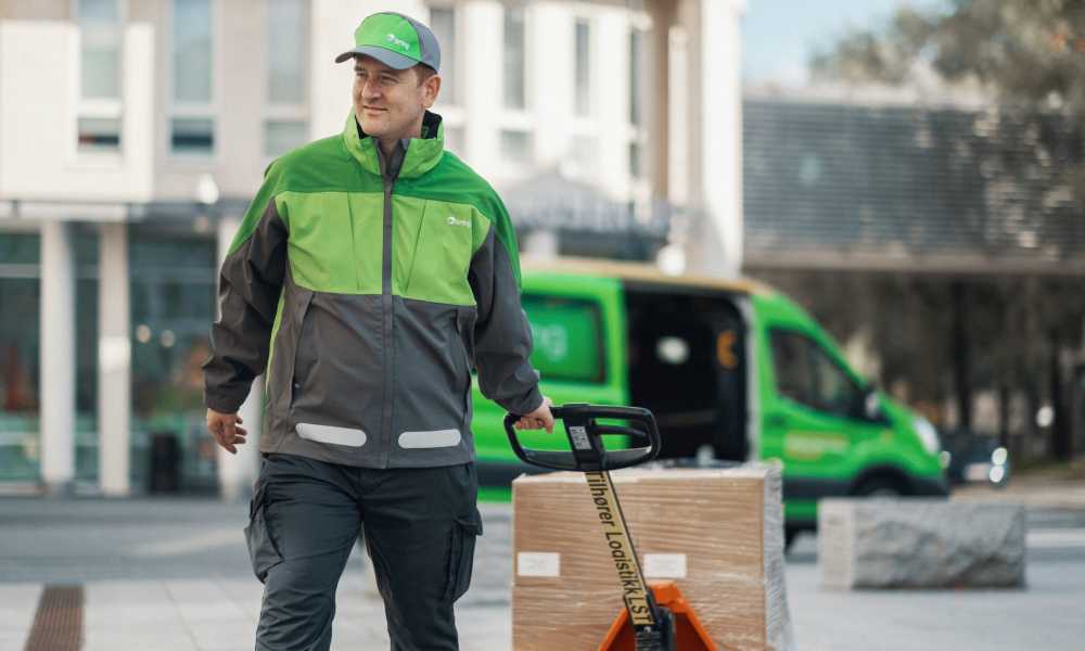 A Bring driver pulls a pallet jack with parcels on.