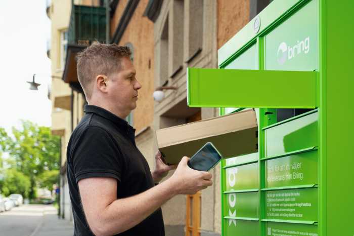 Kund vid paketbox