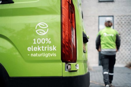 En del av en grön Bring-bil med texten 100% elektrisk - naturligtvis på