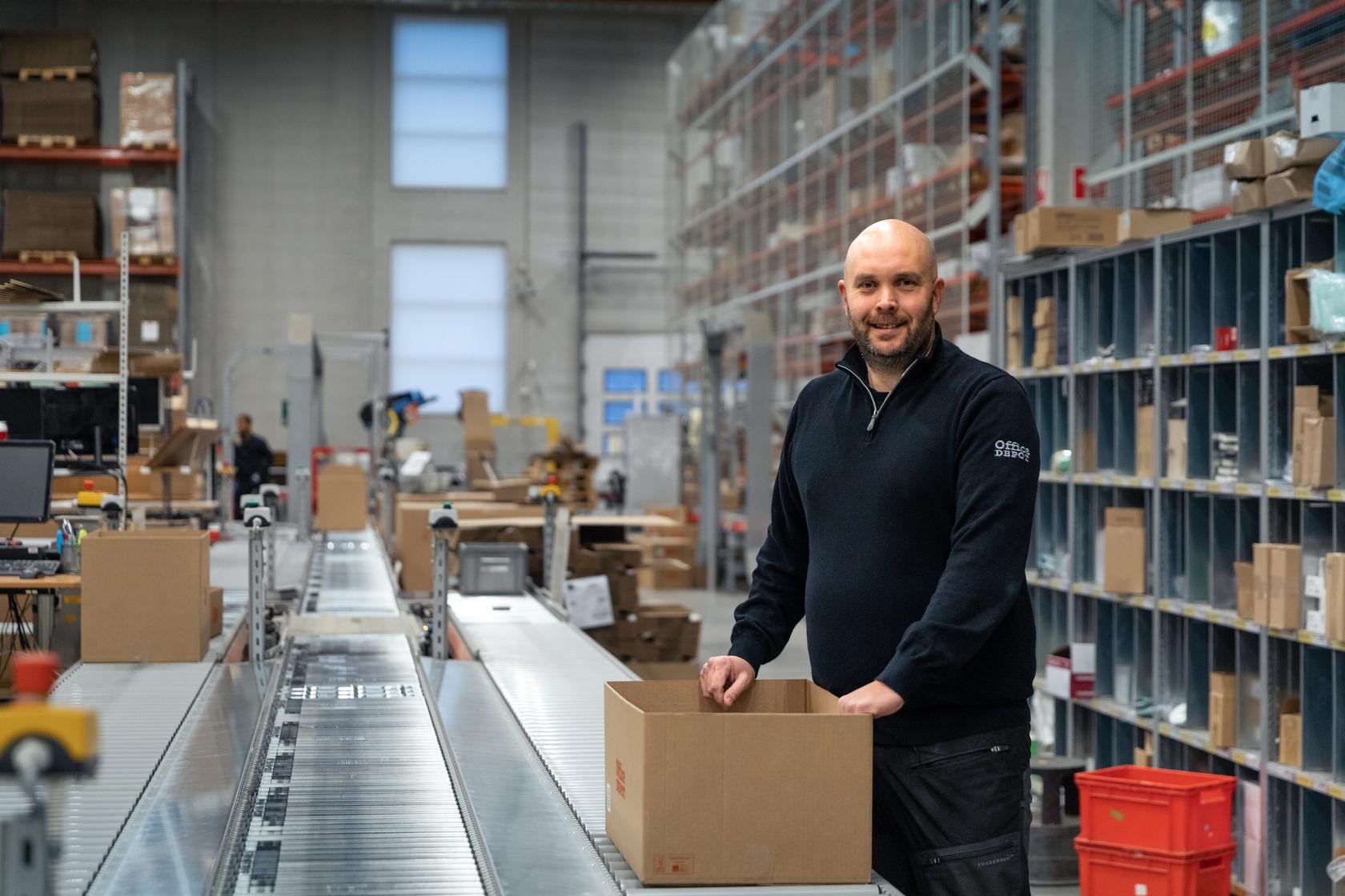 Man vid sorteringsbälte