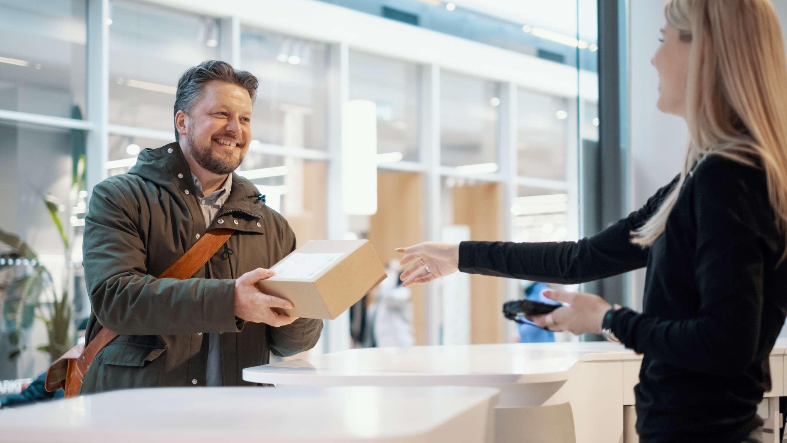 Man hämtar paket från utlämningsställe i köpcenter.