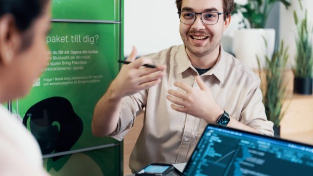 IT-kollegor pratar tillsammans på ett kontor