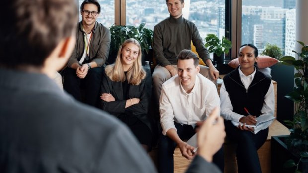 Unga människor på ett kontor