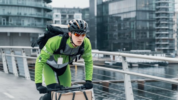 Bring cykelbud ute på vägen med ett paket