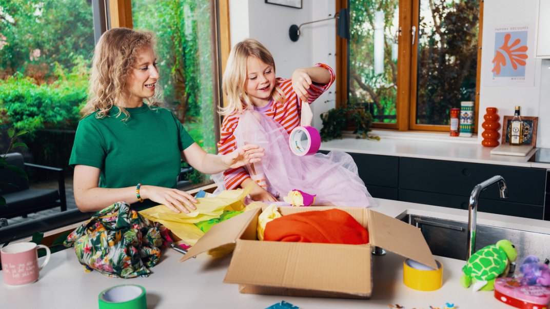 Vuxen och barn packar ett paket