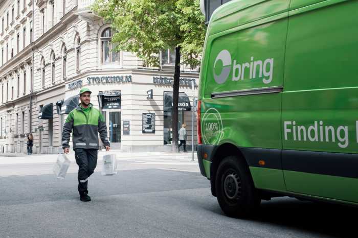 Bringbud hämtar paket i butik