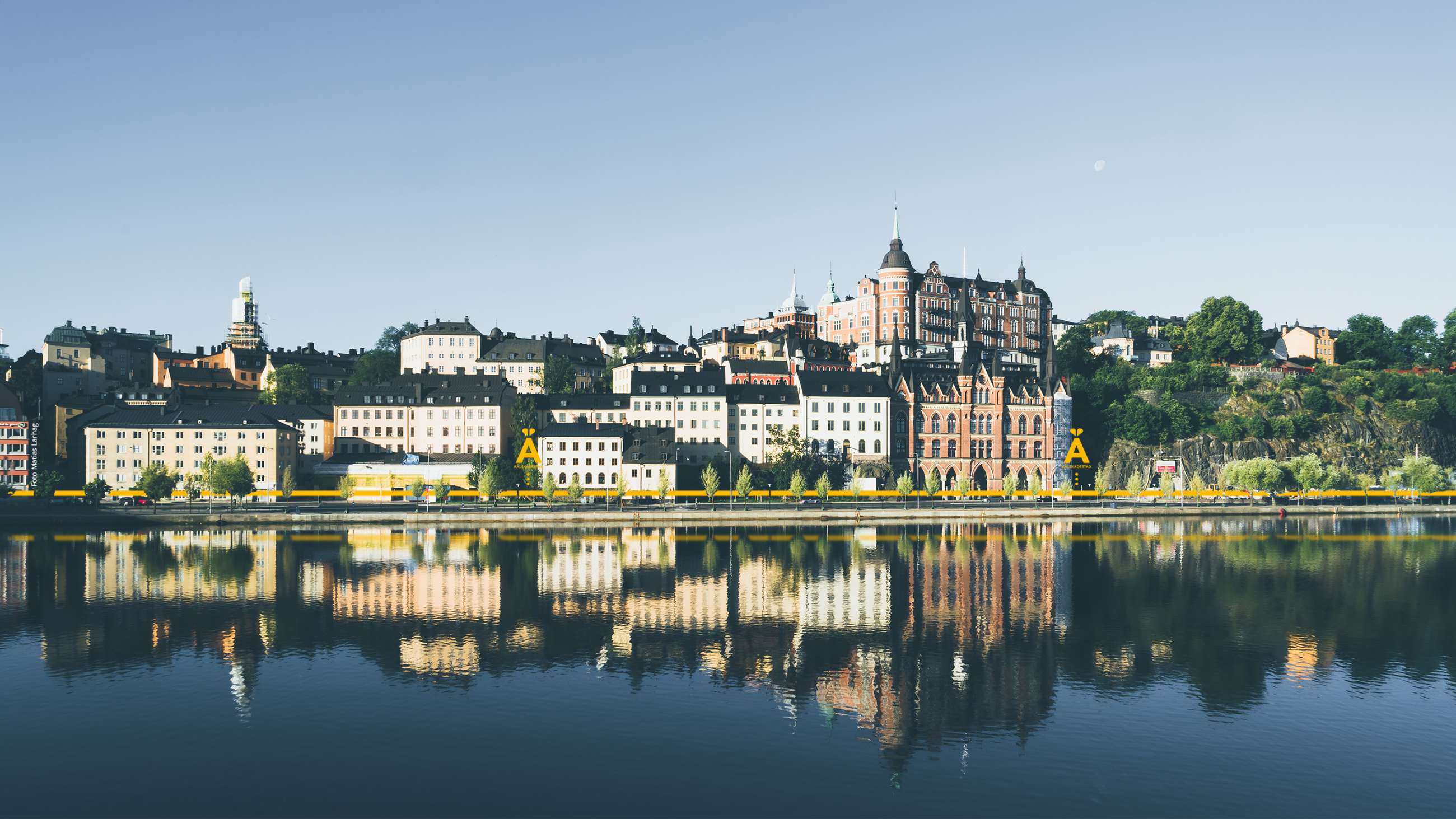 Hus på rad vid vattnet