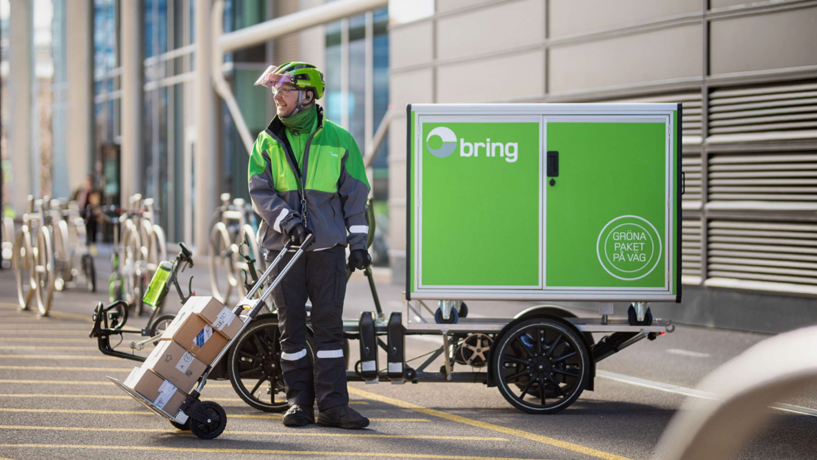 Cykelbud från Bring, med paket för leverans