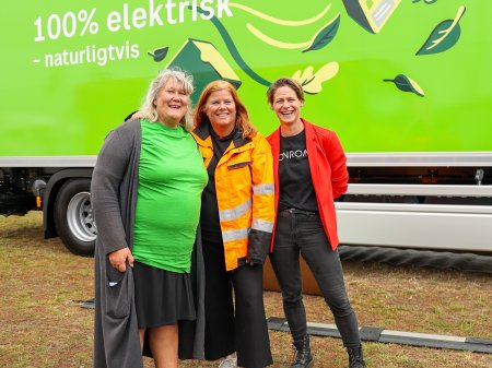Catherine Löfquist, hållbarhetschef på Bring, står tillsammans med två andra kvinnor framför en grön Bring-lastbil