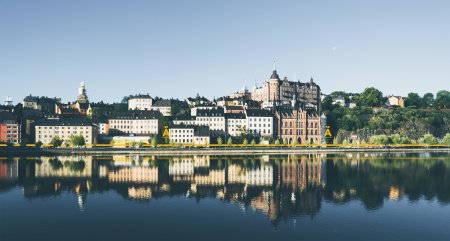 Hus på rad vid vattnet