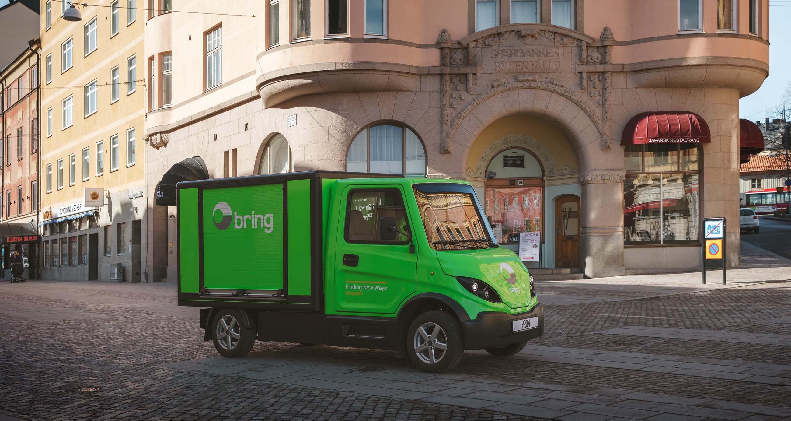 En ellastbil från Inzile med Bring-profilering som kör på Stockholms gator