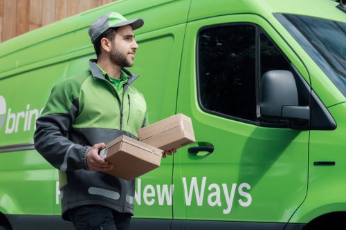 En Bring chaufför levererar paket