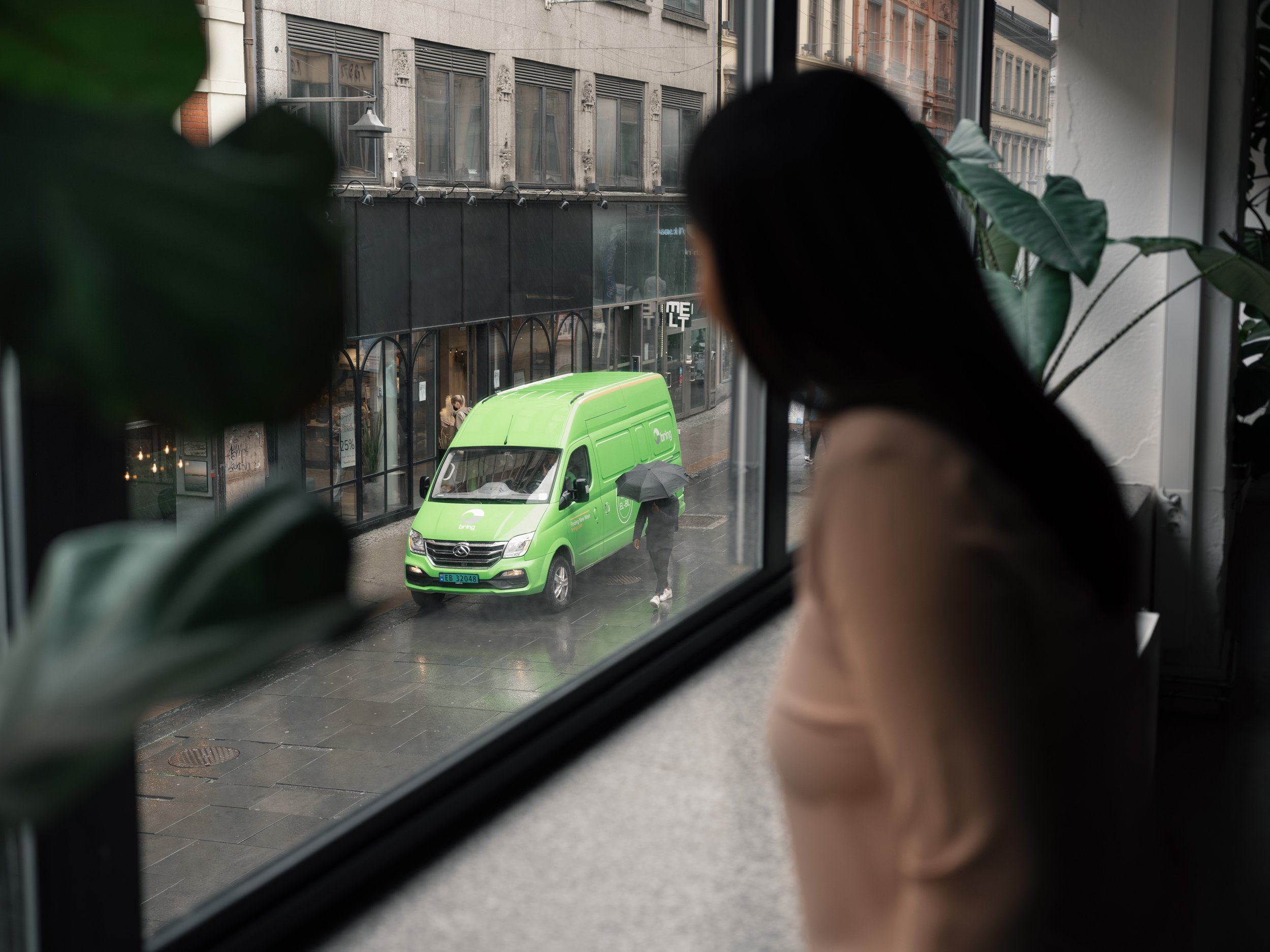 Grön Bringbil utanför fönster. Hemleverans.