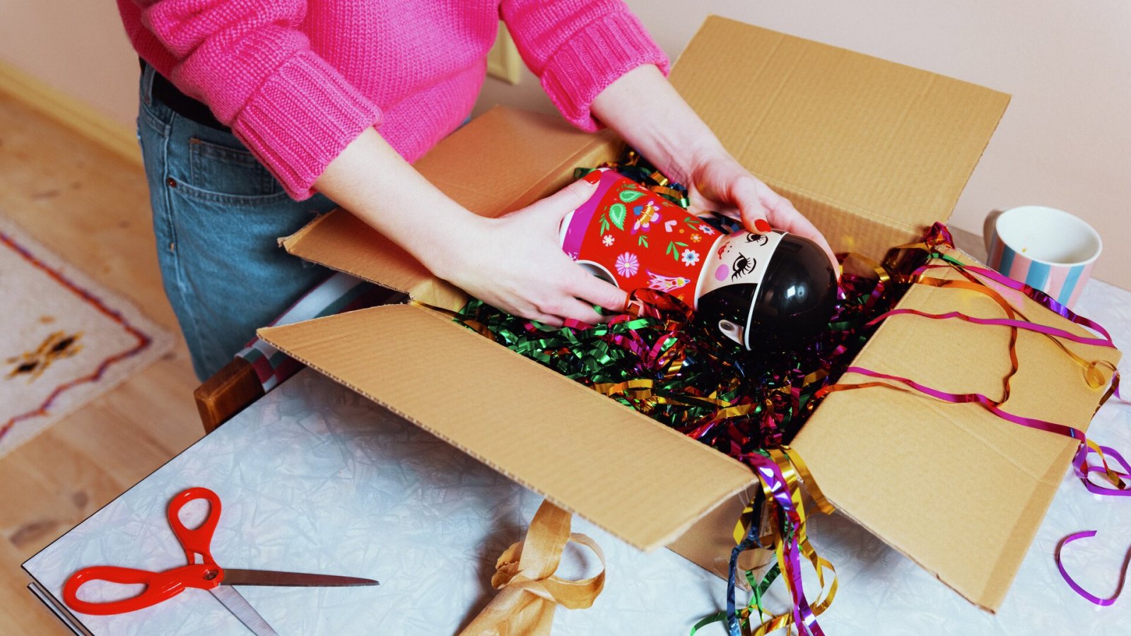 En person som ska packa ett paket med en vara