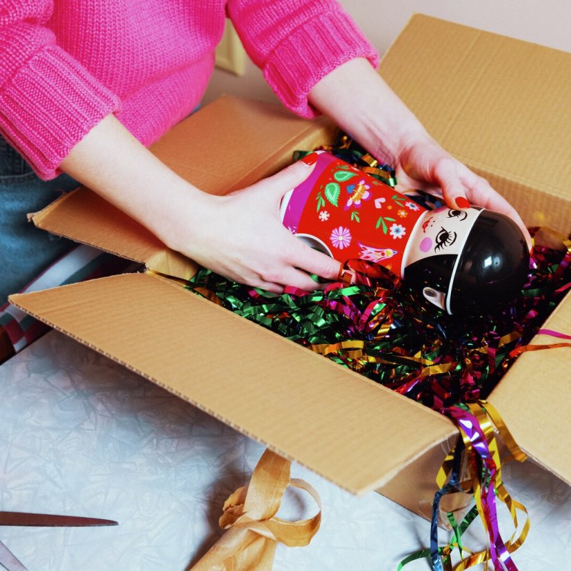 En person som ska packa ett paket med en vara