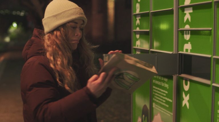 Tjej_tar_ut_paket_ur_paketbox.jpg