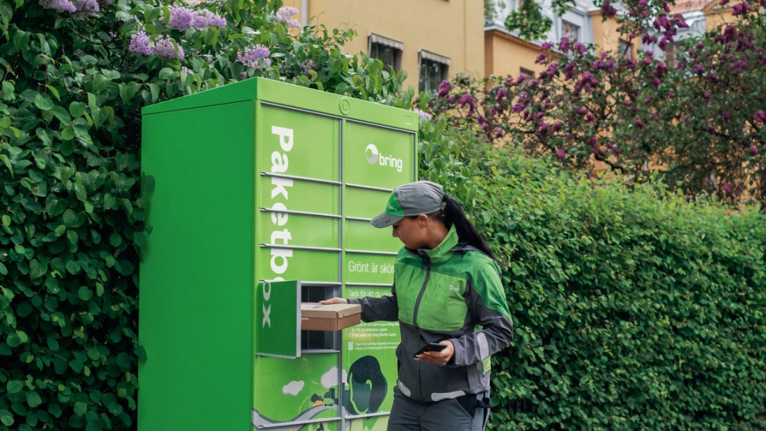 Bringchaufför lämnar paket i en Bring paketbox.