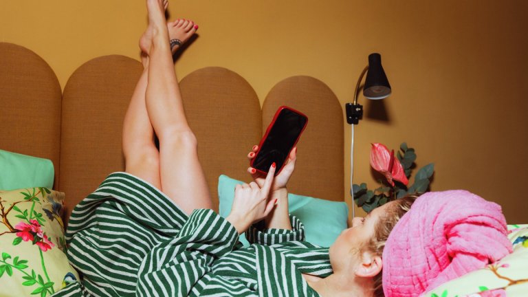 En tjej håller i en mobil och tar fram Bring-appen