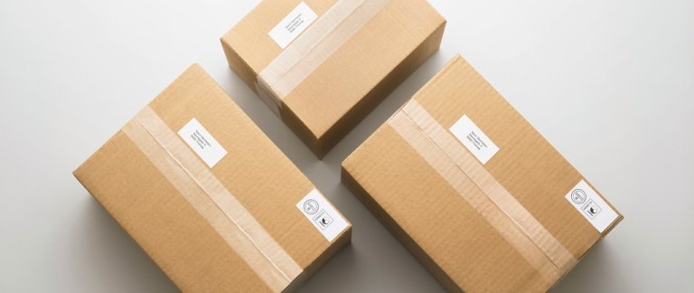 Tre bruna paket i grupp