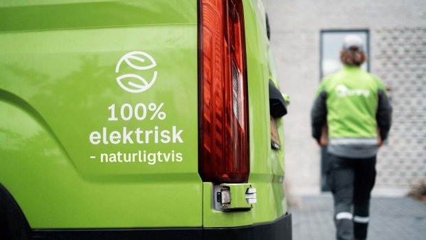 En inzoomad bild på en del av en Bringbil där det står 100% elektrisk - naturligtvis