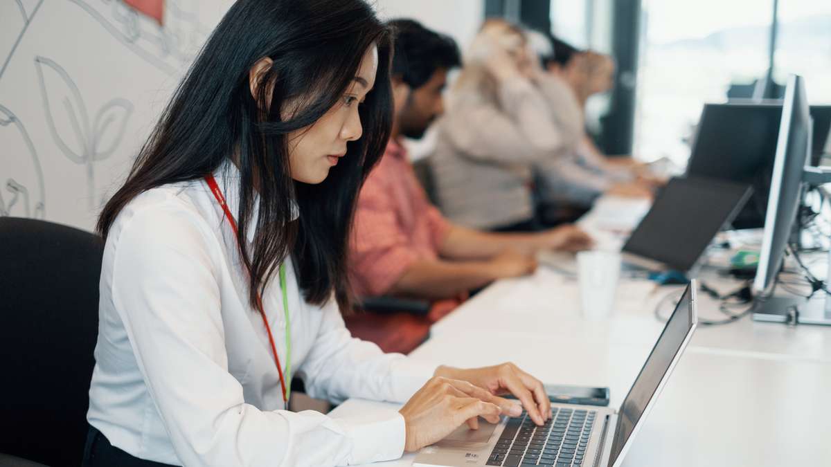 Personer som arbetar på datorer på ett kontor