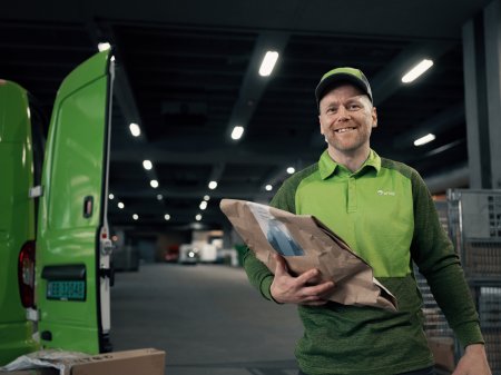 Bringanställd hanterar paket på terminal.