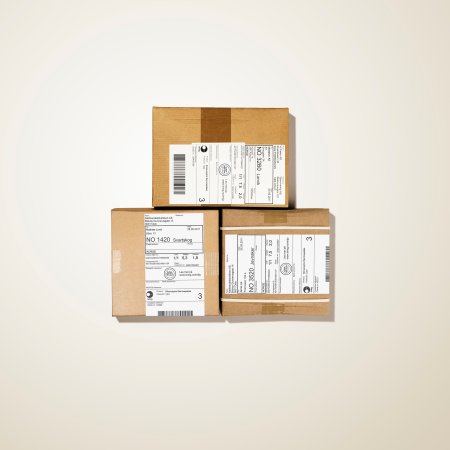 Tre paket på ett bord, sedda uppifrån