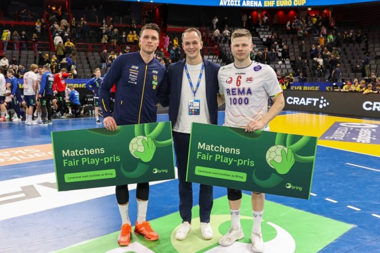 Brings sponsorchef står på en handbollsplan tillsammans med två handbollsspelare