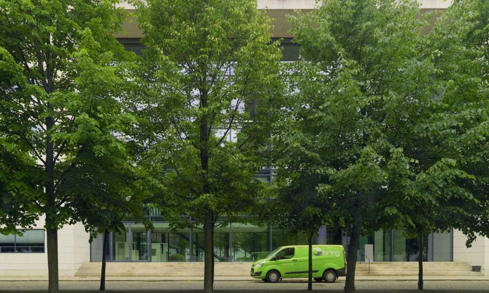 Budbil i Göteborg med träd i förgrunden