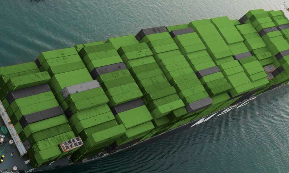 Sjötransport, en stor båt med gröna containrar