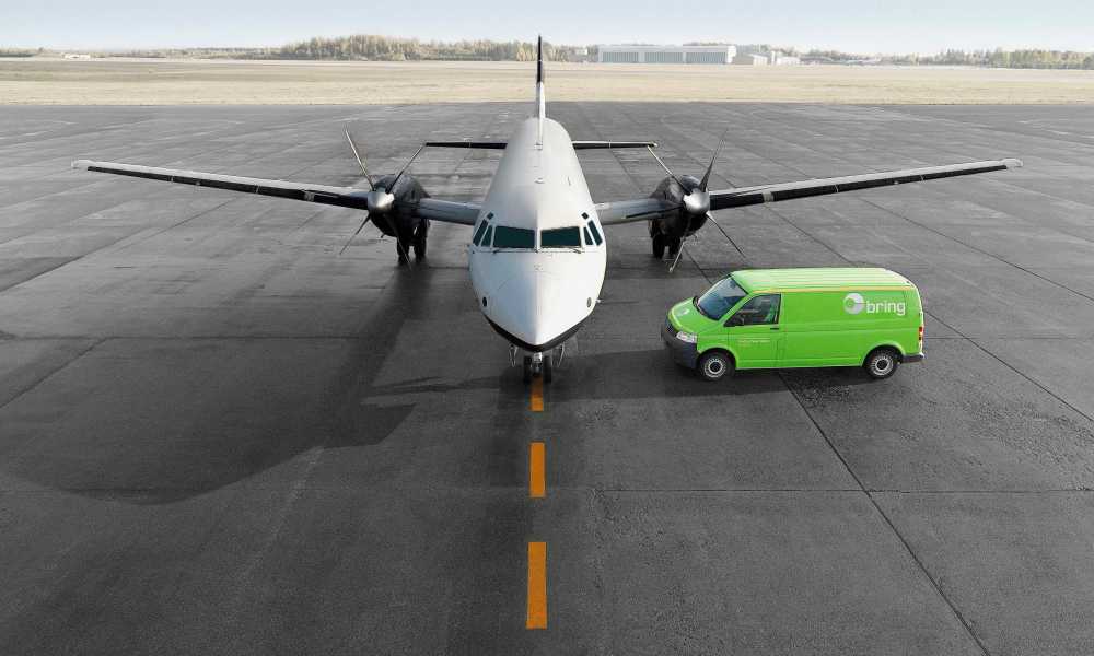 En Bring-bil parkerad bredvid ett flygplan