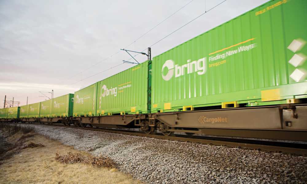 Många Bring-containrar åker på ett tåg