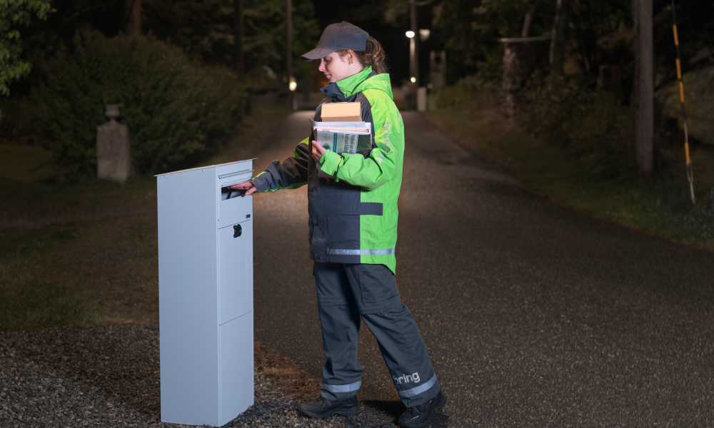 Ett bud lämnar ett paket i brevlåda